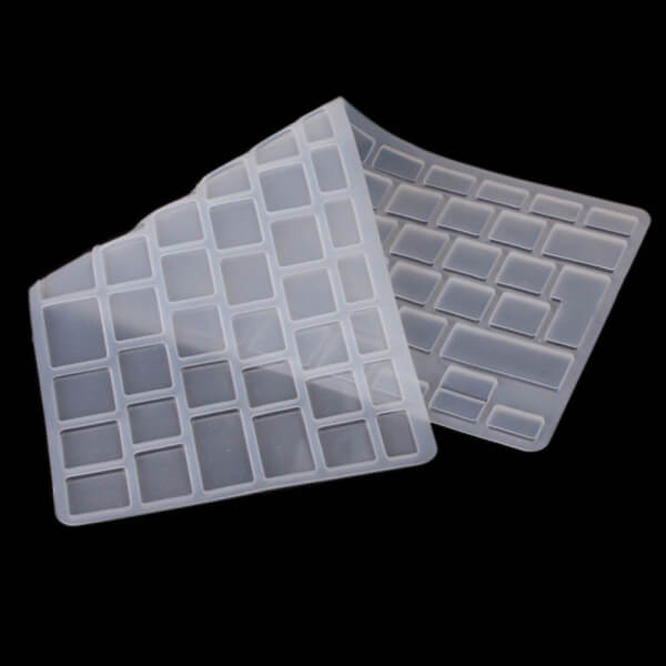 SES Silikónový ochranný obal na klávesnici EÚ verzia pre Apple MacBook Pro 13" Retina - priehľadný 3963