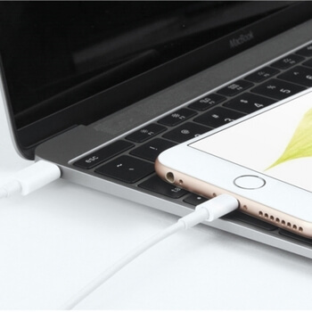 USB-C dátový a nabíjací kábel s konektorom Lightning - 1m