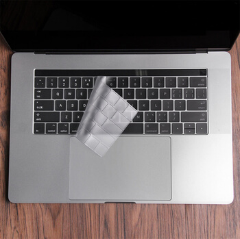 Silikónový ochranný obal na klávesnici EÚ verzia pre Apple MacBook Pro 15" TouchBar (2016-2020) - priehľadný