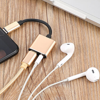 2v1 Redukcia a adaptér Audio Jack pre nabíjanie a slúchadlá s konektorom Lightning zlatá