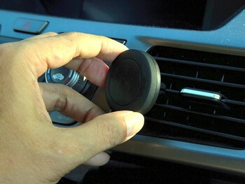 Univerzálny magnetický držiak do auta na uchytenie do ventilačné mriežky čierny