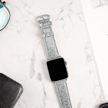 Trblietavý opasok z umelej kože pre chytré hodinky Apple Watch 41 mm (7.série) - strieborný