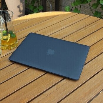 Plastový ochranný obal pre Apple MacBook Pro 16" (2026,M5 Pro, M5 Max) - šedý