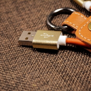 Kožený prívesok s Micro USB káblom - biely